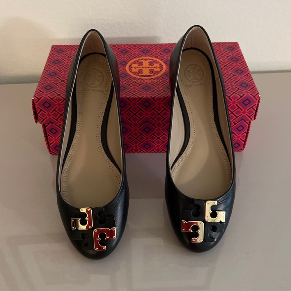 Leather and golden double-T logo at round toe.Leather lining and footbed